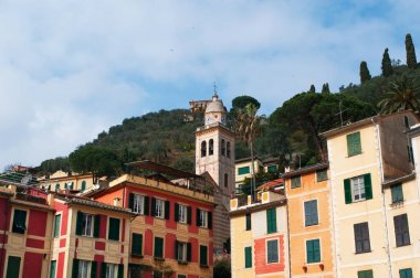 İtalya: çan kulesi 12. yüzyılda kilise St. tarafından Piazzetta, Portofino küçük kare bir balıkçı köyü, güzel ve renkli ünlü trafik kavaşağında Martin evler.