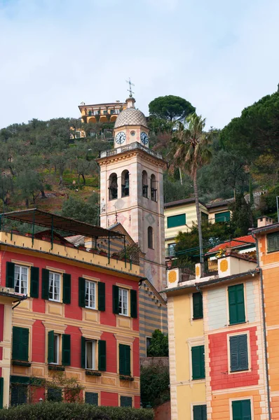 Italië: de klokkentoren van de 12e-eeuwse kerk van St. Martin, gezien vanaf de Piazzetta, het kleine plein van Portofino, een vissersdorp, beroemd om zijn pittoreske en kleurrijke huizen — Stockfoto