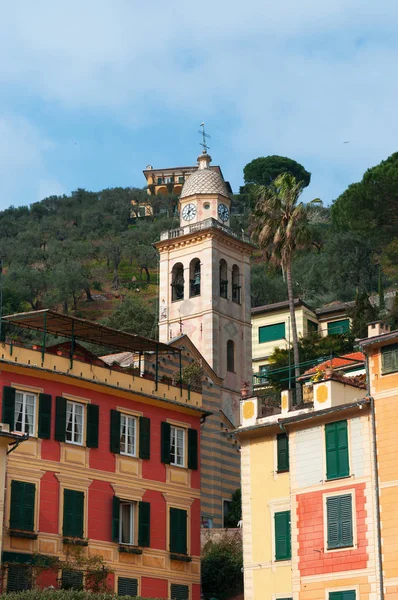 Italia: il campanile della chiesa di San Martino del XII secolo visto dalla Piazzetta, la piazzetta di Portofino, borgo di pescatori famoso per le sue case pittoresche e colorate — Foto Stock