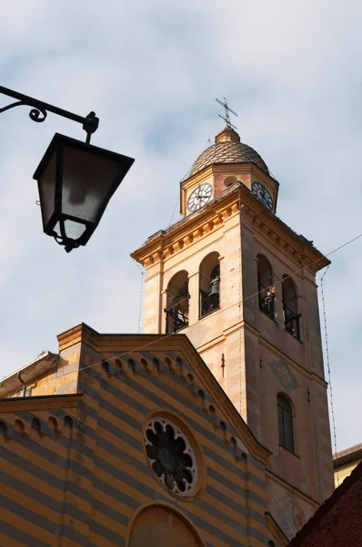 Portofino: uma lâmpada de rua e a torre sineira da Igreja de São Martinho do século XII, Divo Martino, a igreja listrada dedicada a São Martinho de Tours na área mais antiga do subúrbio — Fotografia de Stock