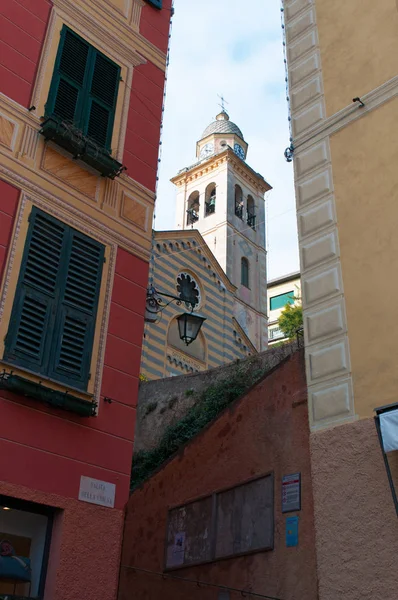 Portofino: un callejón con vista al campanario de la Iglesia de San Martín del siglo XII, Divo Martino, la iglesia a rayas dedicada a San Martín de Tours en la zona más antigua del suburbio —  Fotos de Stock