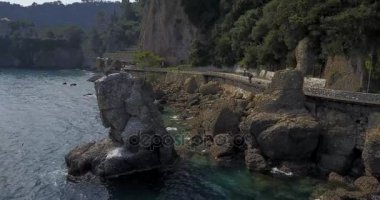 Cadrega'nın rock, deniz çam ağacı, havadan görünümü, waterfront arasında Santa Margherita Ligure ve Portofino, Paraggi, Liguria, İtalya