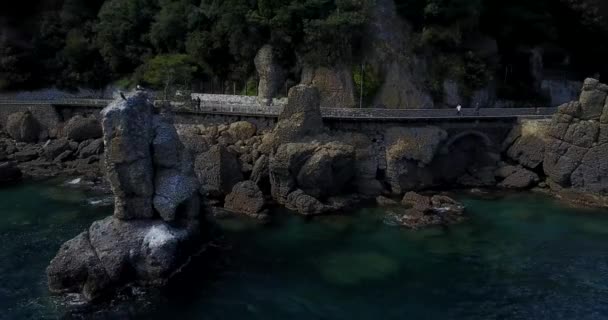 Felsen von cadrega, kiefer, luftbild, uferpromenade zwischen santa margherita ligure und portofino, paraggi, ligurien, italien — Stockvideo