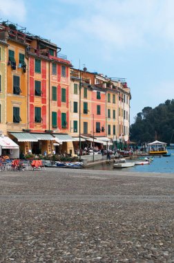 İtalya: Görünüm Piazzetta, Portofino küçük Meydanı, onun pitoresk Limanı, renkli evleri ve derneğin ünlü ziyaretçiler ile ünlü bir İtalyan balıkçı köyü