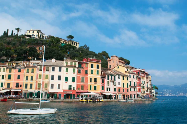 Италия: лодки в порту Портофино, итальянская рыбацкая деревня, известная своей живописной гаванью, красочными домами и исторической ассоциацией со знаменитыми посетителями — стоковое фото