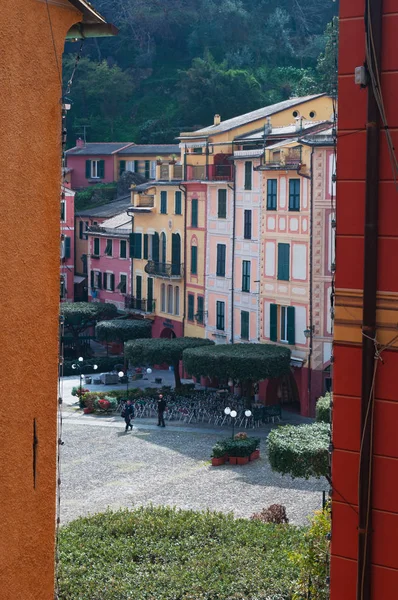 Italië: weergave van de Piazzetta, het kleine plein van Portofino, een Italiaanse vissersdorp bekend om haar schilderachtige haven, de kleurrijke huizen en de vereniging met beroemdheid bezoekers — Stockfoto