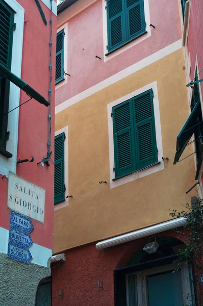 Italië: alley en keramische tekenen naar de vuurtoren, het strand Olivetta en het kasteel van St. George, enkele van de belangrijkste attracties van Portofino, een beroemde Italiaanse vissersdorp in het noordoosten — Stockfoto