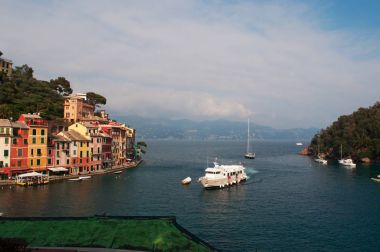 İtalya: yukarıdan görünümünü bay Portofino, onun pitoresk Limanı, renkli evler ve ünlü ziyaretçiler ile Tarih Kurumu için ünlü bir İtalyan balıkçı köyü