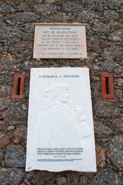 İtalya: plaklar anısına yazar Guy de Maupassant ve Portofino bağlantı noktası Francesco Petrarca, İtalyan balıkçı köyü ünlü için onun pitoresk Limanı ve renkli evler.