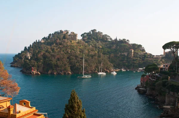 Italia: veleros y paisajes vistos desde el sendero sobre el acantilado que une Paraggi con Portofino, pueblos pesqueros italianos famosos por el pintoresco puerto y las coloridas casas — Foto de Stock