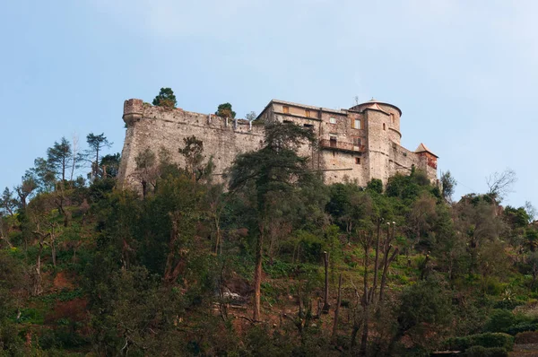 Portofino, Itálie: Zobrazit hrad Brown, dříve známý jako St. George's Castle, defenzivní a šlechtické rezidence budova nachází na kopci s výhledem na záliv — Stock fotografie