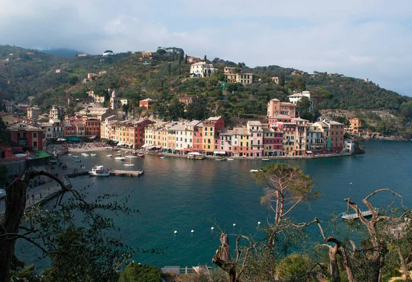 Италия: вид сверху на залив Портофино, итальянскую рыбацкую деревню, известную своей живописной гаванью, красочными домами и исторической ассоциацией со знаменитостями — стоковое фото