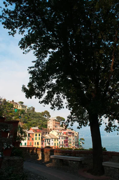 Италия: панорама и пейзаж с тропы на скале от маяка до Портофино, итальянская рыбацкая деревня, известная своей живописной гаванью и красочными домами — стоковое фото