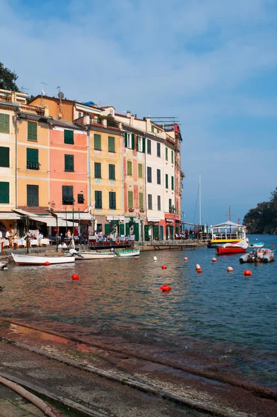 Olaszország: kilátás a városra, a kikötő és a Portofino bay, egy olasz halászfalu falu híres a festői kikötő, színes házak és a hírességek és a művészi látogatók történelmi Egyesület — Stock Fotó