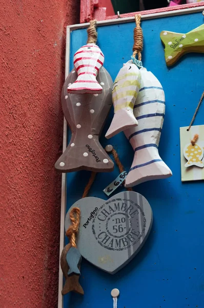 Italie : poissons décoratifs en bois suspendus devant une boutique de cadeaux à Piazzetta, la petite place de Portofino, un village de pêcheurs italien célèbre pour son port pittoresque et ses maisons colorées — Photo