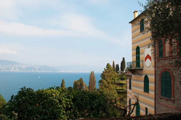 Italia: edificio y paisaje visto desde el sendero sobre el acantilado desde Portofino hasta el faro — Foto de Stock