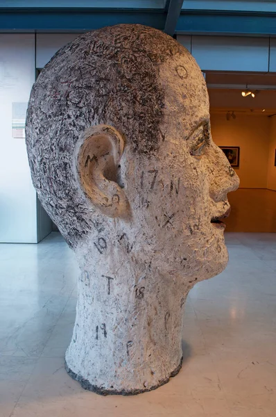 Spanien: Barnets uppfattning, skulptur av John Davies på Bilbao Fine Arts Museum, den näst största och mest besökta museet i Baskien där det är tillåtet för att ta bilder av konstverk — Stockfoto