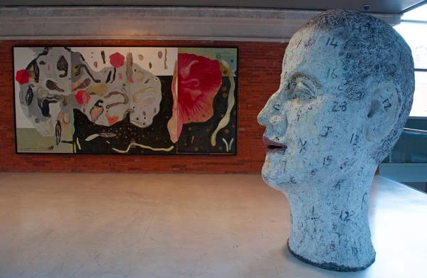 Испания: взгляд ребенка, скульптура Джона Дэвиса в музее изобразительных искусств Бильбао, второй по величине и посещаемости музей в Стране Басков, где разрешено фотографировать произведения искусства — стоковое фото