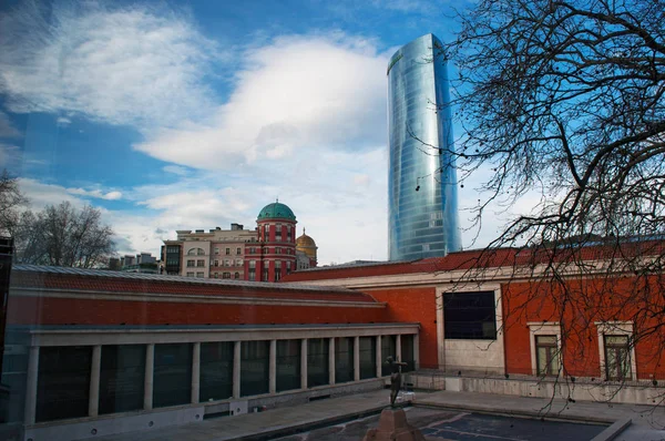Bilbao, España: la Torre Iberdrola, el rascacielos vasco más alto, visto a través de las copas del Museo de Bellas Artes de Bilbao, el segundo museo más grande y visitado del País Vasco — Foto de Stock