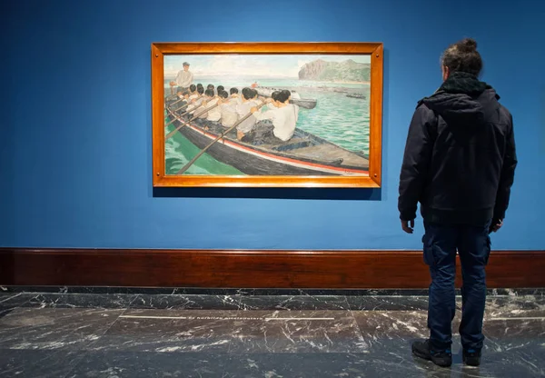 España: mirando a The Rowers, lienzo de Manuel Losada en el Museo de Bellas Artes de Bilbao, el segundo museo más visitado del País Vasco donde se permite tomar fotos de las obras de arte — Foto de Stock