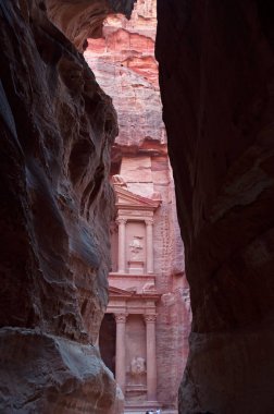Ürdün: Al-Khazneh, hazine, bir arkeolojik Nabataean şehir Petra'dan, en ünlü tapınaklar bir bakış yalak Siq, ana giriş Kanyon kaya gördüm