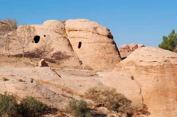 Jordania: los bloques de Djinn, monumentos funerarios nombrados después del djinn, un espíritu árabe, y situado en el camino al Siq, el eje, la entrada principal a la ciudad arqueológica de Petra —  Fotos de Stock