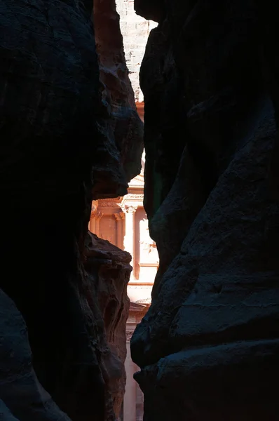 Jordan: en glimt av Al-Khazneh, Skattkammaren, en av de mest berömda tempel i den arkeologiska Nabataean staden Petra, sett tråg vaggar av Siq, huvudentrén canyon — Stockfoto