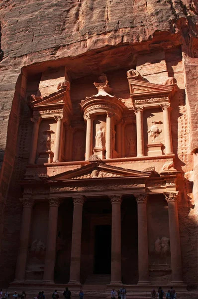 Jordânia: a fachada de Al-Khazneh, O Tesouro, o templo mais famoso na cidade arqueológica de Petra, construído pelos árabes Nabateans e esculpido em uma face de pedra de arenito — Fotografia de Stock