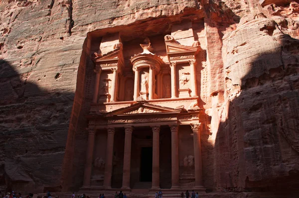 Jordania: la fachada de Al-Jazneh, el Tesoro, el templo más famoso de la ciudad arqueológica nabatea de Petra, construido por los nabateos árabes y tallado en una cara de piedra arenisca — Foto de Stock
