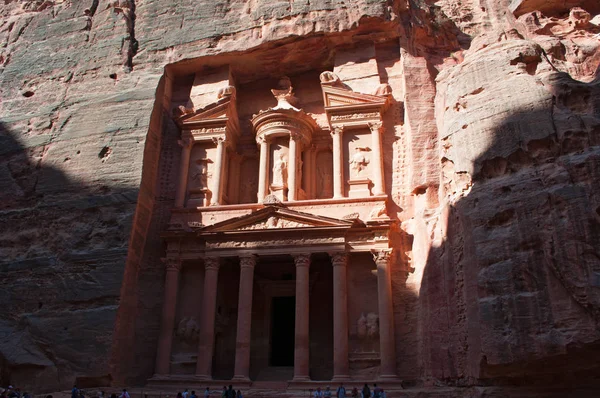 Jordania: la fachada de Al-Jazneh, el Tesoro, el templo más famoso de la ciudad arqueológica nabatea de Petra, construido por los nabateos árabes y tallado en una cara de piedra arenisca — Foto de Stock