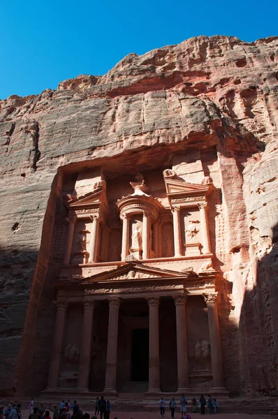 Jordania: la fachada de Al-Jazneh, el Tesoro, el templo más famoso de la ciudad arqueológica nabatea de Petra, construido por los nabateos árabes y tallado en una cara de piedra arenisca — Foto de Stock