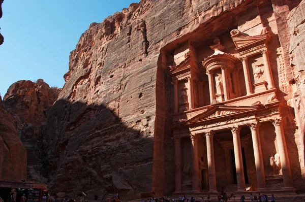 Jordania: la fachada de Al-Jazneh, el Tesoro, el templo más famoso de la ciudad arqueológica nabatea de Petra, construido por los nabateos árabes y tallado en una cara de piedra arenisca — Foto de Stock