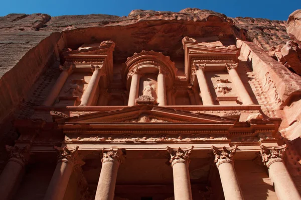 Jordan: frontonen Al-Khazneh, Skattkammaren, det mest kända templet i den arkeologiska Nabataean staden Petra, byggd av arabisk Nabatéerna och huggen ur en sandsten bergväggen — Stockfoto