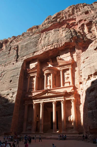 Giordania: la facciata di Al-Khazneh, il Tesoro, il tempio più famoso della città archeologica nabatea di Petra, costruito dai Nabatei arabi e ricavato da una parete di pietra arenaria — Foto Stock