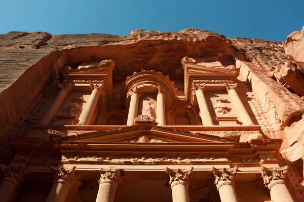 Jordan: frontonen Al-Khazneh, Skattkammaren, det mest kända templet i den arkeologiska Nabataean staden Petra, byggd av arabisk Nabatéerna och huggen ur en sandsten bergväggen — Stockfoto