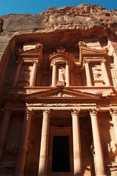 Jordania: la fachada de Al-Jazneh, el Tesoro, el templo más famoso de la ciudad arqueológica nabatea de Petra, construido por los nabateos árabes y tallado en una cara de piedra arenisca — Foto de Stock