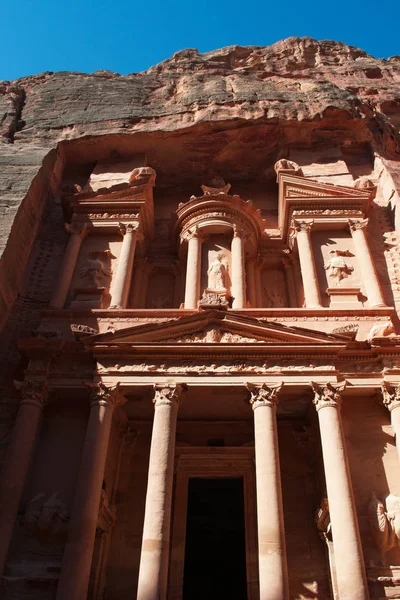 Jordânia: o frontão de Al-Khazneh, O Tesouro, o templo mais famoso da cidade arqueológica de Petra, construído pelos árabes Nabateans e esculpido em uma face de pedra de arenito — Fotografia de Stock