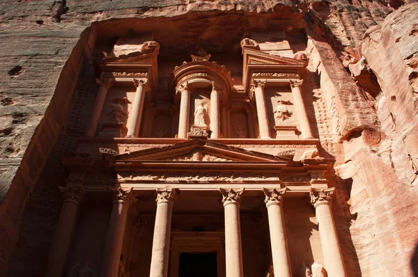 Jordan: frontonen Al-Khazneh, Skattkammaren, det mest kända templet i den arkeologiska Nabataean staden Petra, byggd av arabisk Nabatéerna och huggen ur en sandsten bergväggen — Stockfoto