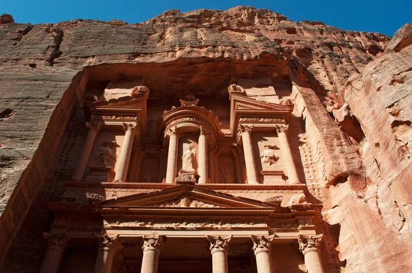 Jordan: frontonen Al-Khazneh, Skattkammaren, det mest kända templet i den arkeologiska Nabataean staden Petra, byggd av arabisk Nabatéerna och huggen ur en sandsten bergväggen — Stockfoto