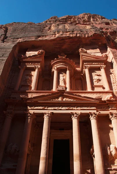 Jordania: la fachada de Al-Jazneh, el Tesoro, el templo más famoso de la ciudad arqueológica nabatea de Petra, construido por los nabateos árabes y tallado en una cara de piedra arenisca — Foto de Stock