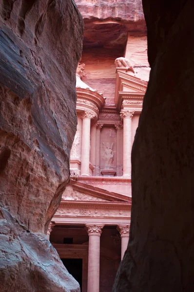 Giordania: scorcio di Al-Khazneh, Il Tesoro, uno dei templi più famosi della città archeologica nabatea di Petra, visto attraverso le rocce del Siq, il canyon d'ingresso principale — Foto Stock