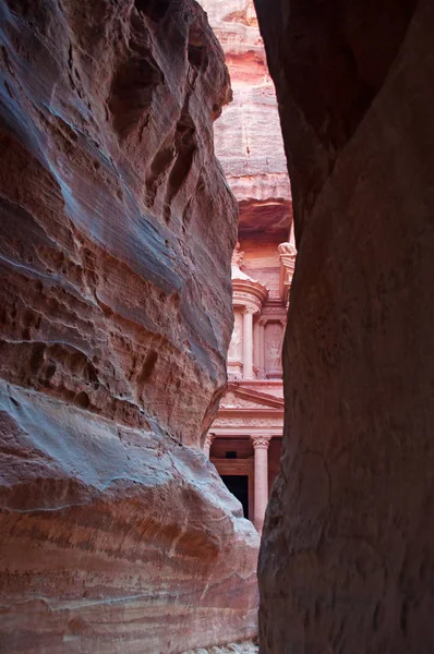 Jordânia: um vislumbre de Al-Khazneh, O Tesouro, um dos templos mais famosos da cidade arqueológica de Petra, visto através das rochas do Siq, o cânion de entrada principal — Fotografia de Stock