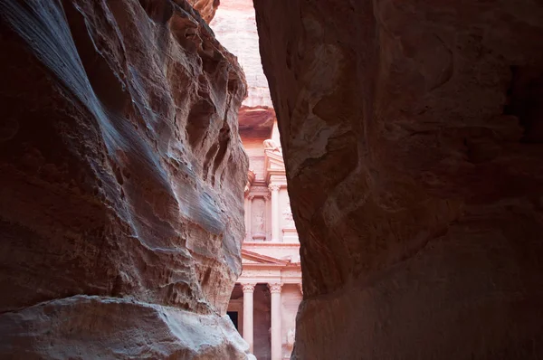 Йорданія: поглянути на Аль-Khazneh, казначейства, один з найвідоміших храмів в археологічних Набатейського місто Петра, бачив корита порід сік, головний вхід-Каньйон — стокове фото