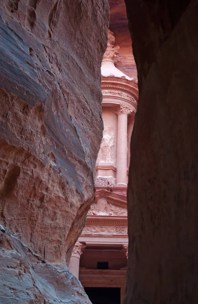 Jordan: en glimt av Al-Khazneh, Skattkammaren, en av de mest berömda tempel i den arkeologiska Nabataean staden Petra, sett tråg vaggar av Siq, huvudentrén canyon — Stockfoto