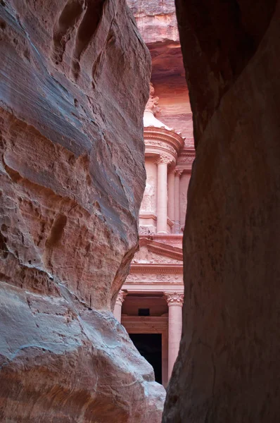 Giordania: scorcio di Al-Khazneh, Il Tesoro, uno dei templi più famosi della città archeologica nabatea di Petra, visto attraverso le rocce del Siq, il canyon d'ingresso principale — Foto Stock