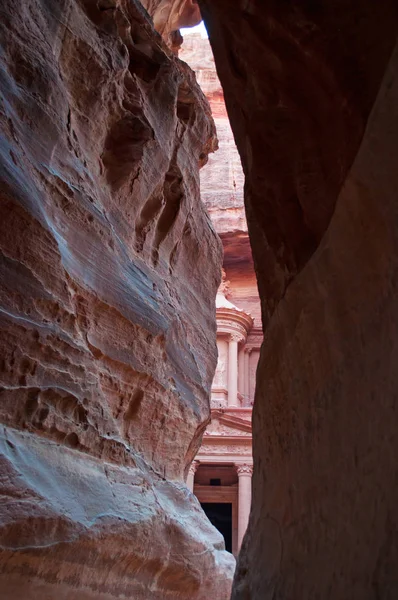 Jordania: una visión de Al-Jazneh, El Tesoro, uno de los templos más famosos de la ciudad arqueológica nabatea de Petra, visto a través de las rocas del Siq, el cañón de entrada principal — Foto de Stock