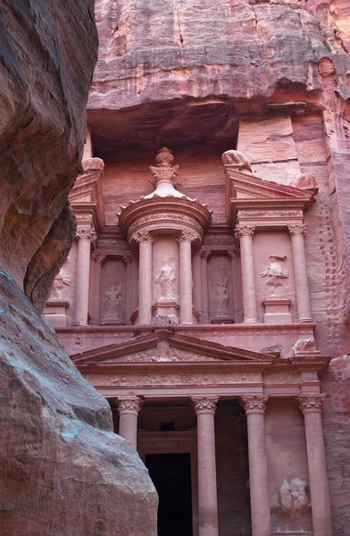 Giordania: la facciata di Al-Khazneh, Il Tesoro, uno dei templi più famosi della città archeologica nabatea di Petra, visto attraverso le rocce del Siq, il canyon d'ingresso principale — Foto Stock