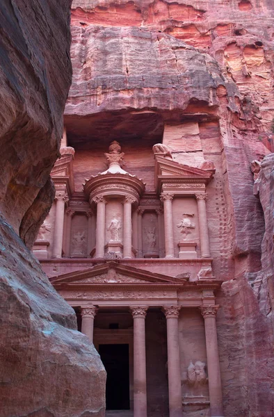 Ιορδανία: η πρόσοψη του Al-Khazneh, θησαυροφυλάκιο, ένα από τα πιο διάσημα ναούς στο Αρχαιολογικό Nabataean πόλη πέτρα, δει γούρνα στα βράχια από το Siq, το φαράγγι της κύριας εισόδου — Φωτογραφία Αρχείου