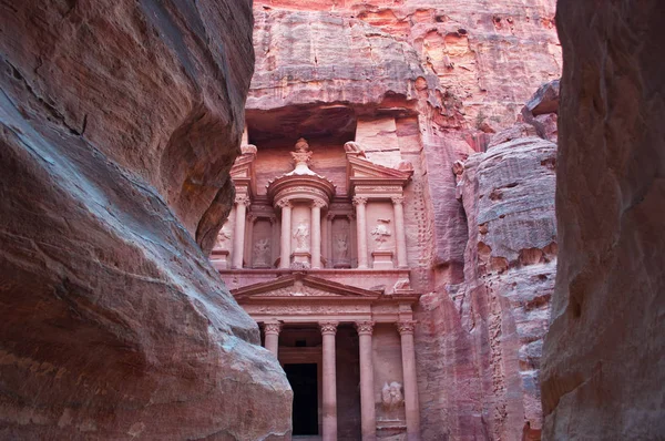 Jordan: fasaden av Al-Khazneh, Skattkammaren, en av de mest berömda tempel i den arkeologiska Nabataean staden Petra, sett tråg vaggar av Siq, huvudentrén canyon — Stockfoto