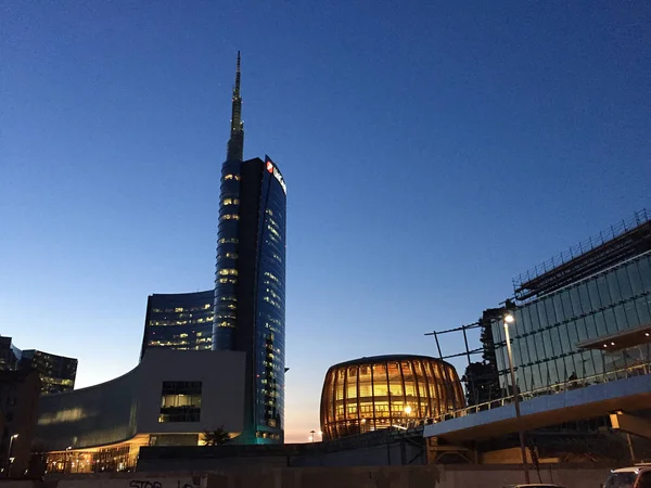 Unicredit Tower и UniCredit Pavilion, Piazza Gae Aulenti, Милан, Италия. 29 / 03 / 2017. Вид на Unicredit Tower, самый высокий небоскреб в Италии . — стоковое фото
